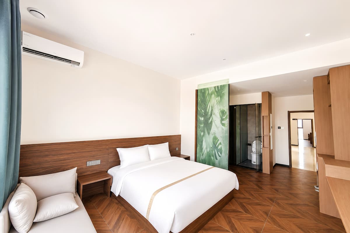 Luxury Single Room, Beach View | Desk, WiFi (free), bed sheets