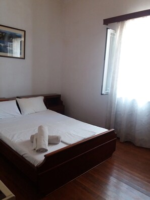 3 chambres, fer et planche à repasser, Wi-Fi gratuit, draps fournis