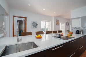 Kühlschrank, Mikrowelle, Ofen, Geschirrspüler