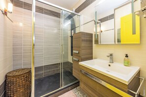 Shower, hair dryer, towels, toilet paper - Apartment Les Mimosas - Cosy atmosphere (Albi)