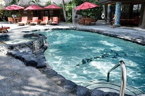 Outdoor pool - Tropical Boutique Hotel room 2 blks to Beach! Hidden Sanctuary in Waikiki! (Honolulu)