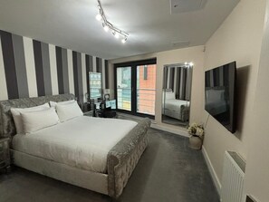 Iron/ironing board, WiFi, bed sheets - Luxury Bond Street apartment is ideally located in the city of Chelmsford (Chelmsford)