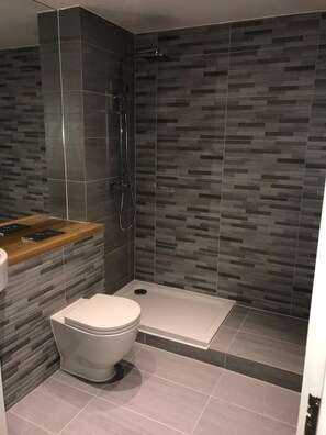 Shower, hair dryer, towels, soap - Luxury Bond Street apartment is ideally located in the city of Chelmsford (Chelmsford)