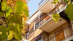 A multi-story residential building with balconies, a clear sky, and autumn foliage. - COLLINA E LUCE - Relax, terraces and green view minutes from center (Torino)