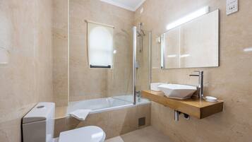 Asciugacapelli, asciugamani, sapone, shampoo