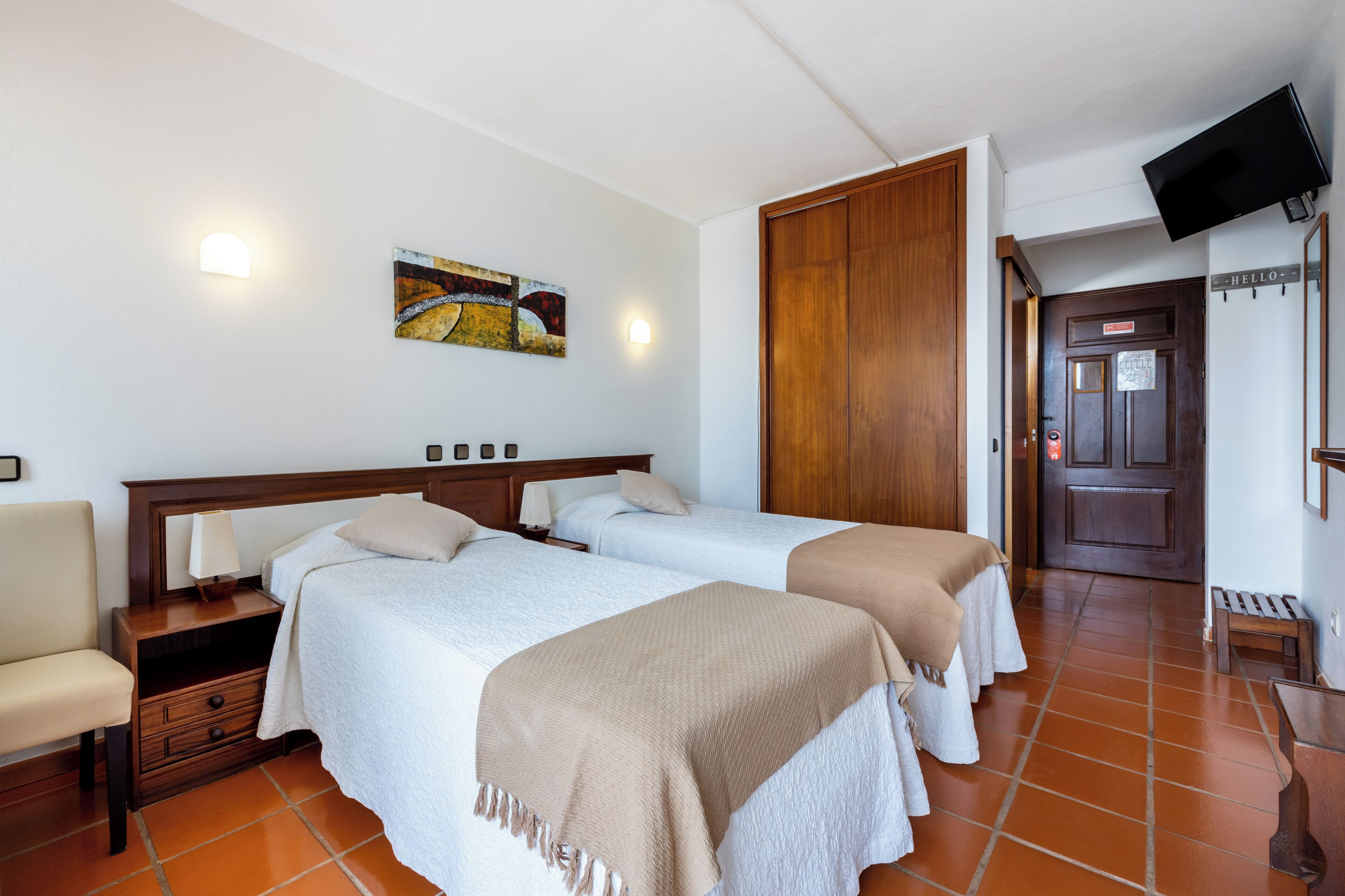 In-room safe, desk, free WiFi
