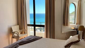 Deluxe tweepersoonskamer, balkon, uitzicht op het strand | Een kluis op de kamer, een bureau, gratis wifi