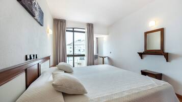 Standard-dobbeltværelse - balkon - strandudsigt | Pengeskab på værelset, skrivebord, gratis Wi-Fi