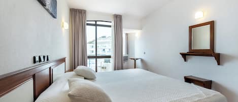 スタンダード ダブルルーム バルコニー ビーチビュー | セーフティボックス (室内)、デスク、WiFi (無料)