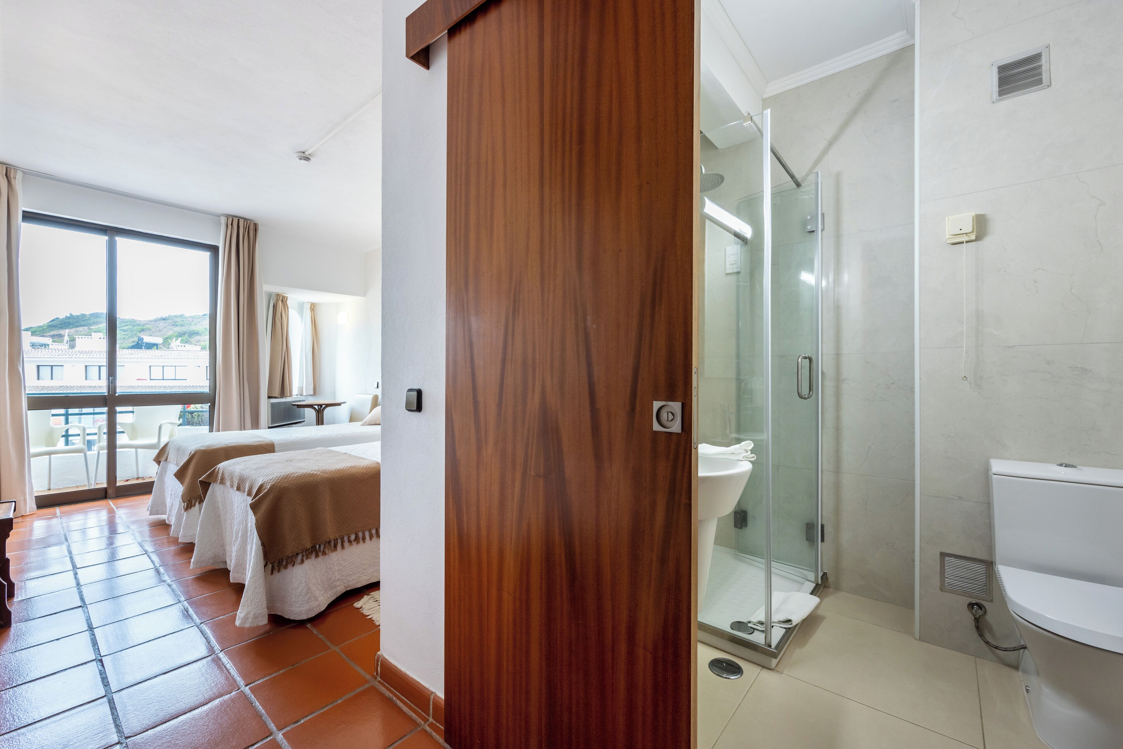 Haartrockner, Handtücher, Seife, Shampoo