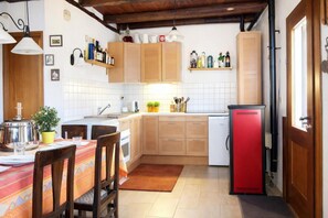 Chalet familiar, varias habitaciones, junto a la montaña (Ca Brunella 2) | Cocina privada | Refrigerador, horno, parrilla de estufa y cafetera y tetera 