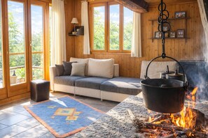 Family Chalet, Multiple Bedrooms, Mountainside (Ca Brunella 2) | Living area | 21-inch TV with digital channels, fireplace - Ca Brunella 2 (Cugnasco-Gerra)
