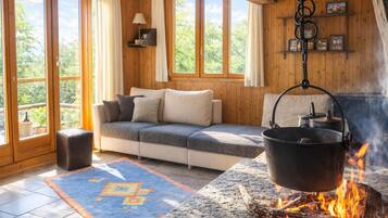 Family Chalet, Multiple Bedrooms, Mountainside (Ca Brunella 2) | Ruang tamu | 21 inci televisyen dengan digital, pendiangan