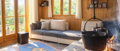 家庭木屋, 多间卧室, 山腰 (Ca Brunella 2) | 起居区 | 21-英寸电视 (配备数码频道)、壁炉