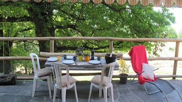 Family Chalet, Multiple Bedrooms, Mountainside (Ca Brunella 1) | Outdoor dining