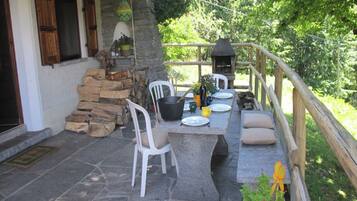 Family Chalet, Multiple Bedrooms, Mountainside (Ca Brunella 1) | Kawasan BBQ/berkelah