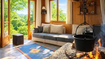 Nhà gỗ dành cho gia đình, nhiều phòng ngủ, cạnh núi (Ca Brunella 1) | Khu phòng khách | TV 21-inch có truyền hình kỹ thuật số, lò sưởi