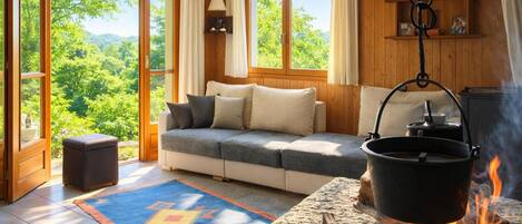 Chalet Familial, plusieurs chambres, cÎté montagne (Ca Brunella 1) | Coin séjour | Télévision de 21 pouces avec chaßnes numériques, cheminée