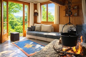 Chalet familiare, camere multiple, lato montagna (Ca Brunella 1) | Area soggiorno | TV 21 pollici con canali digitali, caminetto