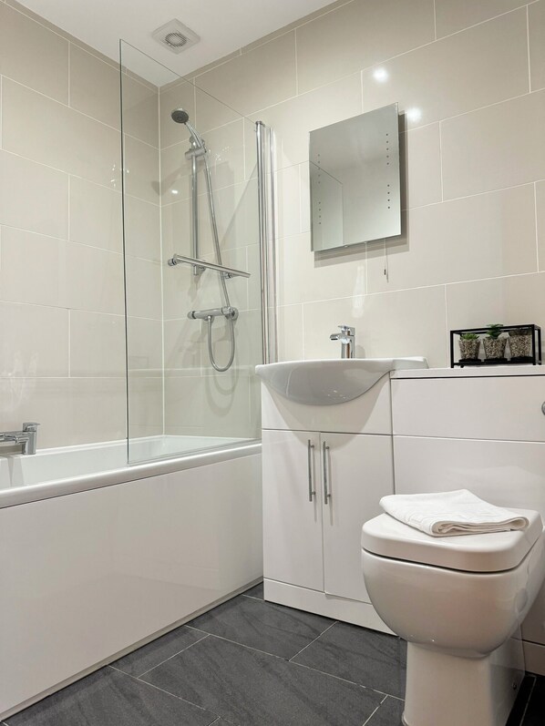 Douche, serviettes fournies, papier de toilette