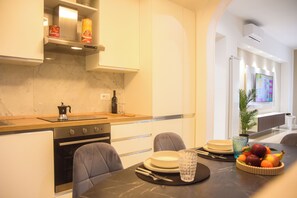 Micro-ondes, four, plaque de cuisson, lave-vaisselle