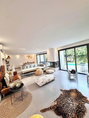 TV, fireplace