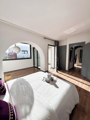 5 bedrooms, iron/ironing board, Internet, bed sheets
