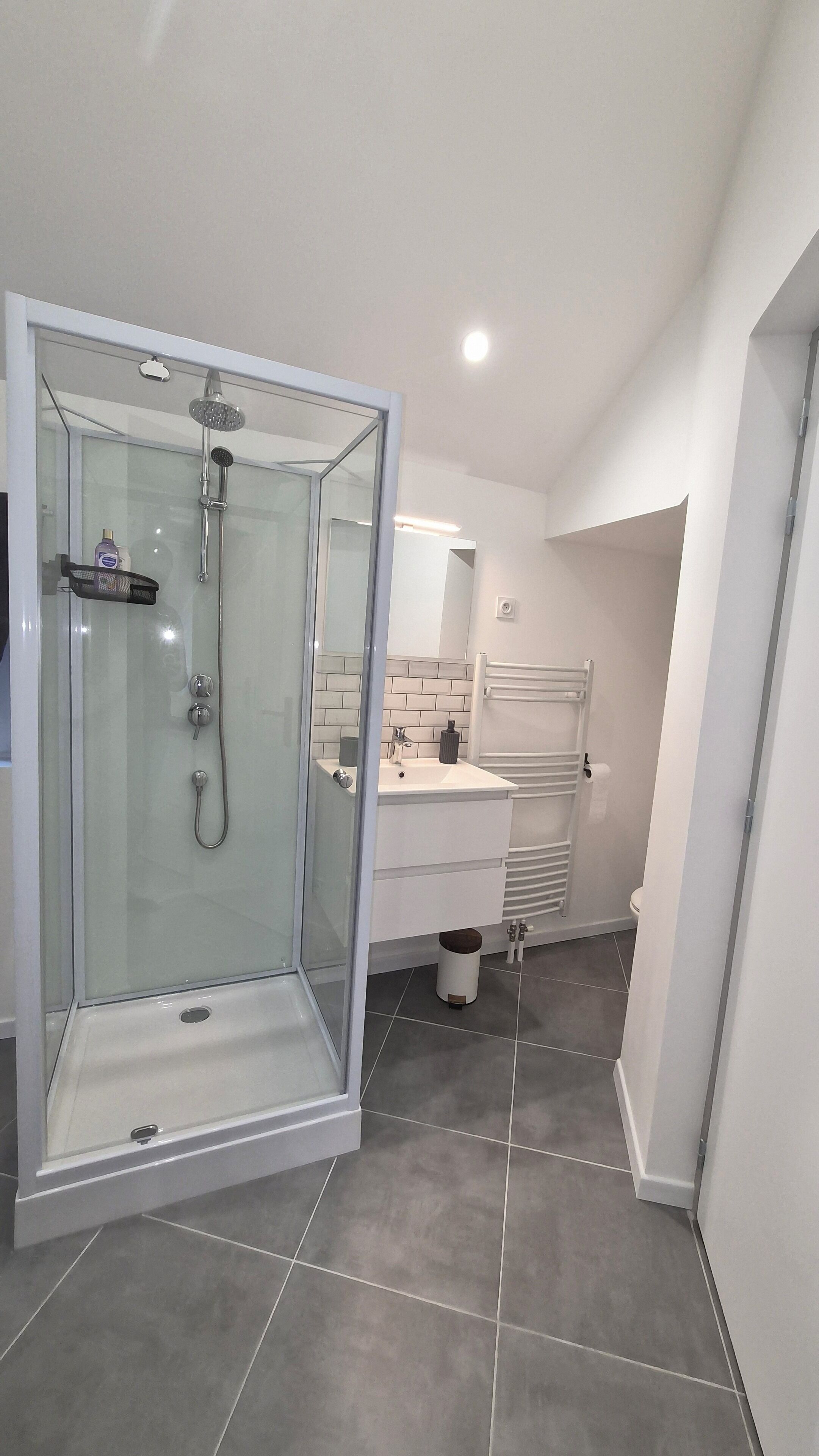 Secador de pelo, toallas, jabón y papel higiénico