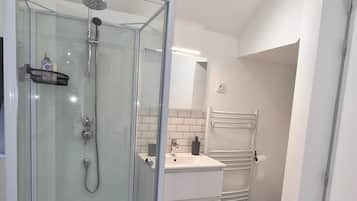 Secador de pelo, toallas, jabón y papel higiénico