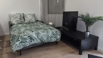 Een strijkplank/strijkijzer, wifi, beddengoed