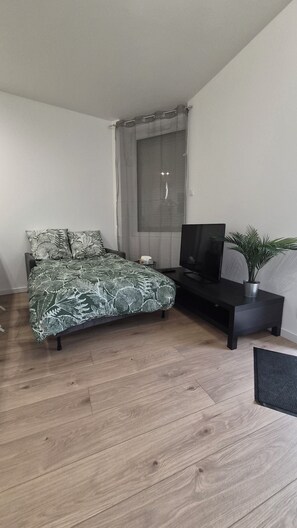 Tabla de planchar con plancha, wifi y ropa de cama 