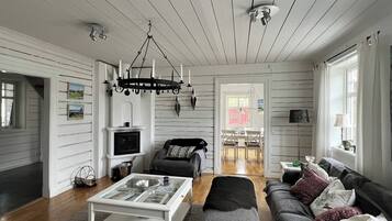 Villa, 4 Bedrooms, Balcony, Garden View | Living room | Books