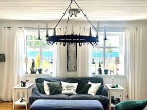 Villa, 4 soverom, balkong, hageutsikt | Oppholdsrom | Bøker