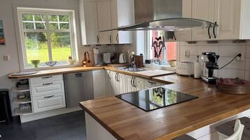 Villa, 4 Bedrooms, Balcony, Garden View | Interior