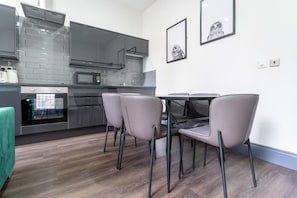 City Apartment, 3 Bedrooms | Dining - New Zealand House Apartments (Liverpool)