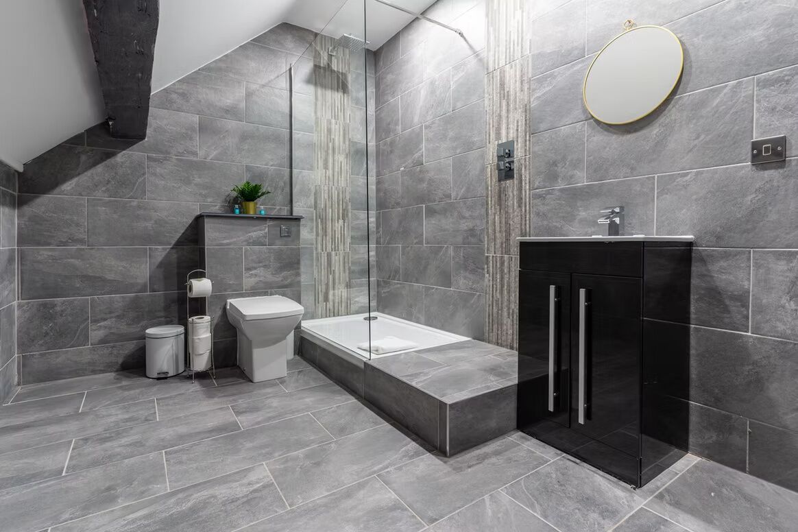 Elite Apartment, 2 Bedrooms | Bathroom | Shower, free toiletries, hair dryer, towels
