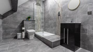 Elite Apartment, 2 Bedrooms | Bathroom | Shower, free toiletries, hair dryer, towels