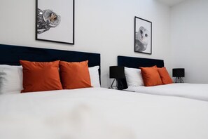 Deluxe Apartment, 3 Bedrooms | Desk, laptop workspace, iron/ironing board, free WiFi - New Zealand House Apartments (Liverpool)