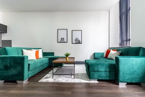 Deluxe Apartment, 3 Bedrooms | Living area - New Zealand House Apartments (Liverpool)