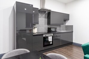 Deluxe Apartment, 3 Bedrooms | Private kitchen - New Zealand House Apartments (Liverpool)