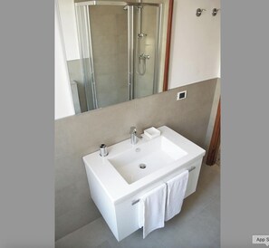 Hair dryer, bidet, towels, toilet paper - Central apartment in Garda, 2 bedrooms, 300 m from the lake, parking available (Garda)