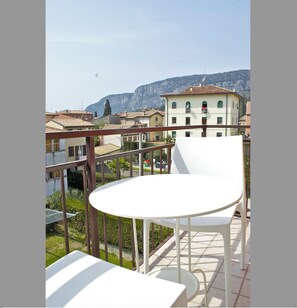 Outdoor dining - Central apartment in Garda, 2 bedrooms, 300 m from the lake, parking available (Garda)