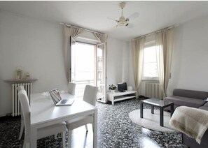 Interior - Central apartment in Garda, 2 bedrooms, 300 m from the lake, parking available (Garda)