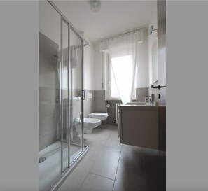 Sèche-cheveux, bidet, serviettes fournies, papier toilette