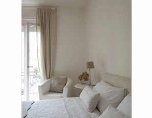 Iron/ironing board, WiFi, bed sheets - Central apartment in Garda, 2 bedrooms, 300 m from the lake, parking available (Garda)