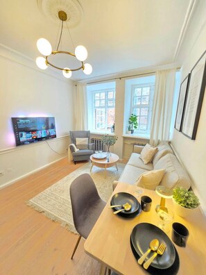 TV - Authentic Old Town 2BR |Church View&Historic Charm (Rīga)