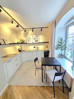 Fridge, stovetop, dishwasher, coffee/tea maker - Riga Stylish Old Town getaway next to Dome square (Rīga)