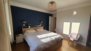 5 slaapkamers, een strijkplank/strijkijzer, wifi, beddengoed