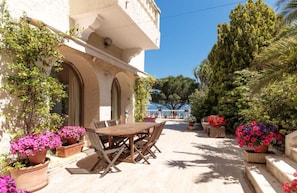 Outdoor dining - Luxury villa in Cannes with exterior (Vallauris)