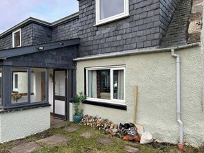 Exterior - Hot tub - Garden - Bbq - Parking - Pets - Sleeps 6 (Strathpeffer)